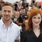 El actor Ryan Gosling y la actriz de Mad Men Christina Hendricks han llegado este martes a Cannes para presentar la primera película de éste como director. Lost Rivers, su debut tras las cámaras, cuenta también con Eva Mendes y Saoirse Ronan.