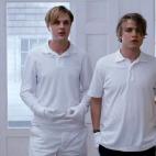 Anna, su marido George y su hijo se van a descansar a su residencia de vacaciones situada al lado de un lago. Nada m&aacute;s llegar, aparecen dos j&oacute;venes aparentemente muy educados, pero no son lo que parecen... Disponible en Rakuten TV.