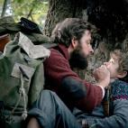 Sigue la historia de una familia que vive en una casa en el bosque, cuid&aacute;ndose de no emitir ning&uacute;n sonido. Si no te escuchan, no pueden cazarte...Puedes verla en Amazon Prime Video.