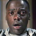 Un joven afroamericano visita a la familia de su novia blanca un fin de semana. El comportamiento de sus padres pasa de ser complaciente a inquietante.Disponible en Apple TV y en Google Play.