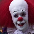 Un tranquilo y peque&ntilde;o pueblo de Maine est&aacute; siendo aterrorizado por una fuerza mal&eacute;vola oculta tras la m&aacute;scara de un payaso.Disponible en Google Play y Rakuten TV.