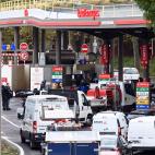Motorists queue for fuel at a gas station in Paris on October 13, 2022, as filling stations across France are low on petrol as a pay-related strike by workers at energy giant TotalEnergies entered its third week despite government pressure to ne...