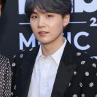 Nombre completo: Min Yoon-gi.Fecha de nacimiento: 9 de marzo de 1993. Daegu, Corea del SurRol: rapero principa.