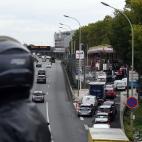 Motorists queue for fuel at a gas station in Paris on October 13, 2022, as filling stations across France are low on petrol as a pay-related strike by workers at energy giant TotalEnergies entered its third week despite government pressure to ne...