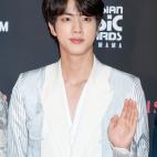 Nombre completo: Kim Seok-jin.Fecha de nacimiento: 4 de diciembre de 1992. Anyang-Gwangcheon, Corea del Sur.Rol: cantante principal y visual principal.