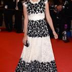 La actriz Rosario Dawson, con un vestido blanco y negro de Dolce & Gabbana, en la presentación de Captives.