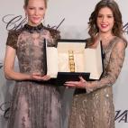 Blanchett le entregó a Exarchopoulos el Trofeo Chopard. Ambas vestían de Valentino.