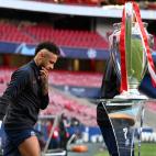 LISBON, PORTUGAL - AUGUST 23: In this handout image provided by UEFA, Neymar of Paris Saint-Germain walks past the Champions League Trop during the UEFA Champions League Final match between Paris Saint-Germain and Bayern Munich at Estadio do Spo...