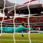 TOPSHOT - Paris Saint-Germain's Costa Rican Keylor Navas stops the ball shot by Bayern Munich's Polish forward Robert Lewandowski during the UEFA Champions League final football match between Paris Saint-Germain and Bayern Munich at the Luz stad...