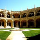 Con más de 500 años de antigüedad y a caballo entre el gótico y el renacimiento, este monasterio de estilo manuelino impresiona tanto por dentro como por fuera. Símbolo de la época de los descubrimientos, como todo el barrio de Belém, alb...
