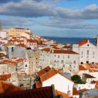 El Barrio de la Alfama es uno de esos lugares para perderse entre sus calles. Si quieres conocer el lado más auténtico de Lisboa, recorrer los callejones de este barrio, cercano al Barrio Alto, es una obligación. Ponte un calzado cómodo y pa...