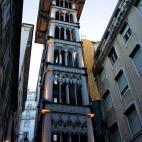 Lisboa no sólo se asemeja a San Francisco por su puente, sus cuestas y sus tranvías… También tiene algo del estilo parisino en este ascensor, obra de un discípulo del arquitecto francés Gustave Eiffel. Este ascensor, que en 1902 funcionab...