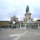 Esta preciosa plaza lisboeta es la más famosa de toda la ciudad. Construida en el mismo sitio en el que se encontraba el Palacio Real antes de su destrucción en el terremoto de 1755, la amplísima Plaza del Comercio es hoy centro de reunión d...