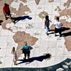 Este imponente monumento es precioso desde todos sus ángulos, y es que cualquiera que lo viese desde distintos ángulos podría pensar que no se trata del mismo lugar. A sus pies se encuentra una enorme rosa de los vientos de 50 metros de diám...