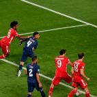 Bayern Munich's French forward Kingsley Coman (L) heads the ball past Paris Saint-Germain's German defender Thilo Kehrer (2ndL) to open the scoring during the UEFA Champions League final football match between Paris Saint-Germain and Bayern Muni...