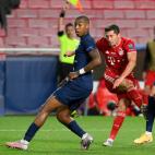 Bayern Munich's Polish forward Robert Lewandowski (C) sjhoots past Paris Saint-Germain's French defender Presnel Kimpembe (L) during the UEFA Champions League final football match between Paris Saint-Germain and Bayern Munich at the Luz stadium ...