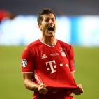 LISBON, PORTUGAL - AUGUST 23: Robert Lewandowski of FC Bayern Munich celebrates following his team's victory in the UEFA Champions League Final match between Paris Saint-Germain and Bayern Munich at Estadio do Sport Lisboa e Benfica on August 23...