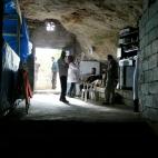 Una enfermera atiende a un paciente en un hospital de campa&ntilde;a de M&eacute;dicos Sin Fronteras (MSF) en el norte de Siria. MSF tuvo que instalar hospitales en lugares no convencionales -como cuevas, escuelas y s&oacute;tanos- despu&eacute;...