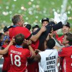 Bayern Munich's German coach Hans-Dieter Flick is thrown in the air after the UEFA Champions League final football match between Paris Saint-Germain and Bayern Munich at the Luz stadium in Lisbon on August 23, 2020. (Photo by Miguel A. Lopes / P...