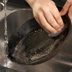 Cuando los residuos son difíciles de eliminar, se puede añadir posos de café en la sartén y frotar con un estropajo. Los posos son de naturaleza abrasiva, lo que ayuda a eliminar la suciedad en los utensilios de cocina.