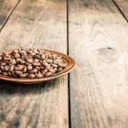 Se necesitan pocos ingredientes (posos de café, principalmente) para darle a la madera un tono rústico oscuro. Perfecto para proyectos de bricolaje do it yourself (DIY).