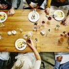 Para marcas, arañazos, rayones... en mesas o sillas de color oscuro, se recomienda echar café molido con un bastoncillo de los oídos. Lo que hay que hacer es dejarlos actuar durante diez minutos y después pulir la zona con un trapo.