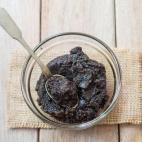 Muele los posos si es necesario, para asegurarte de que queden extrafinos. Después mezcla el resultado con aceite de oliva. Será un exfoliante que dejará tu cara como la seda.