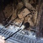 El café molido hace el proceso más rápido. Antes de barrer las cenizas, cúbrelas de posos mojados o húmedos. Ayudarán a tener el polvo y cenizas controladas de modo que no vuelen por todo la habitación.