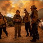 Bomberos durante los incendios en California.
