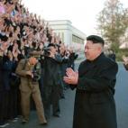 Recibiendo una calurosa y espontánea ovación de un público convenientemente aleccionado por el personaje a su espalda