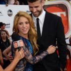 La cantante habla con los medios, mientras que Piqué se limiita a mirarla y sonreír.