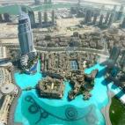 En la torre Burj Khalifa, la más alta del mundo con sus espeluznantes 828 metros de altura, se encuentra -entre muchas otras cosas-, un hotel diseñado por el mismísimo Giorgio Armani. ¿Cuánto cuesta una noche en la suite más cara del hotel...