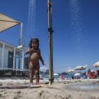 Una niña se refresca en la playa carioca de Copacabana (Brasil).