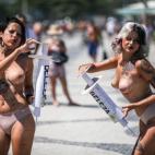 Dos feministas brasileñas protestan en Río de Janeiro (Brasil) en contra los tratamientos de estética a los que las mujeres se someten por los imperativos de la "dictadura de la belleza" poniendo en riesgo su vida.