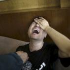 Un familiar de los pasajeros del barco que se hundió en el río Yangtze en la provincia de Hubei, China.