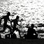 Soldados israelíes corren en la orilla del Mar Mediterráneo en la playa de Zikim, cerca de Ashkelon, Israel.