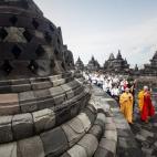 Monjes budistas rezan en el templo Borobudur celebrando el Vesak, en recuerdo de Buda, en Magelang, Indonesia.