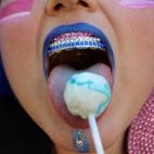 La única forma de pensar en el queso como un postre es presentándolo a la francesa con un poco de miel o en forma de tarta, pero eso no ha sido un impedimento para que la marca Lollyphile invente su piruleta con sabor a queso azul. Esta no es ...