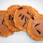 No aptas para los que tienen pánico a las avispas, cada una de estas galletas de arroz contiene cinco o seis de estos insectos. Según sus creadores, un grupo de apicultores japoneses, las avispas proporcionan un “jugoso” sabor dulce. El pr...