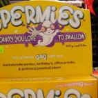 No nos detendremos mucho en esta extraña gominola. Nos limitamos a citar la frase con la que se anuncia: ‘Spermi: la chuchería que te gusta tragar’. Ahí queda eso.