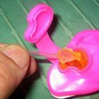 Pese a que el recipiente es una oreja de plástico y la forma de comerla es empleando un palillo de plástico, el sabor de esta gelatina no se parece al de la cera de los oídos. Tranquilos, sabe a naranja.