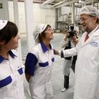 El presidente del Gobierno se ha dejado ver alguna vez en bata, sobre todo, en época electoral. En su álbum, hay fotos en centrales lecheras y en fábricas de coches. Este es su lado más 'obrero'.