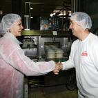 La 'número dos' del PP también tiene querencia por visitar factorías en su tierra, Castilla-La Mancha. Esta imagen corresponde a una visita a una fábrica de quesos: “Tenemos un potencial enorme, que tenemos que desarrollar, con una raza au...