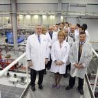 La presidenta del PP de Madrid es una experta consumada ante las cámaras. Ella tiene palacete en pleno centro de Madrid, pero le sientan bien las batas obreras. Siempre prometió que uno de sus objetivos en la Puerta del Sol era modernizar las ...