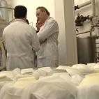 El presidente valenciano también busca votos y fotos por las fábricas y empresas de su región. El dirigente intenta olvidar el pasado de Francisco Camps y en los foros económicos promete un nuevo modelo de crecimiento, donde no falta el voca...