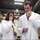 Ya como príncipes de Asturias eran aficionados a visitar a los trabajadores. Hasta en la planta de Chocolates Valor los han grabado. Ahora ya sí que viven su momento más dulce.