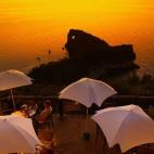 Deià es el destino bohemio por excelencia. A caballo entre la Sierra de Tramontana y el mar Mediterráneo, el viajero aquí siempre podrá elegir entre mar y montaña sin salir del pueblo. Rodeado de vegetación, el tiempo parece detenerse en e...