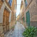 Recorrer las calles de este precioso lugar mallorquín es toda una experiencia. Su pasado modernista ha dejado una huella imborrable en Sóller. Sus calles son para perderse: laberínticas, llenas de rincones y pequeñas tiendas. Además, es el ...