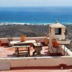 Si bien Mojácar siempre ha sido una referencia en toda Andalucía, en estos últimos años se ha convertido directamente en el pueblo de moda en Almería. Políticos, futbolistas y estrellas de cine lo eligen para sus vacaciones y su noche se h...