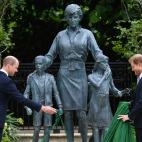 Los príncipes Guillermo y Harry, inaugurando la estatua